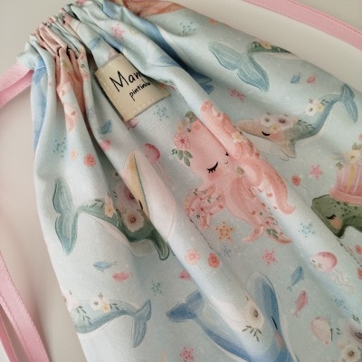 Saco de tecido estampado com animais marinhos coloridos e cordão rosa