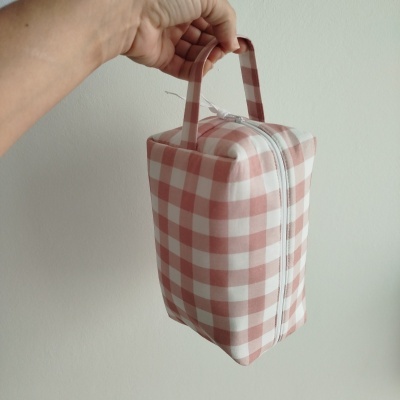 Bolsa de mão quadrada em tecido xadrez rosa e branco com alça e fecho de correr