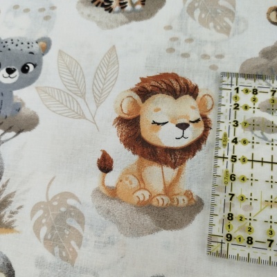 Tecido infantil com ilustrações de animais e folhas em tons castanhos e cinzentos