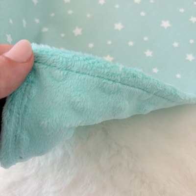 Tecido azul claro com padrão de estrelas brancas e textura peluda