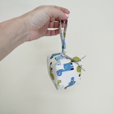 Mala pequena de tecido com padrão de pássaros segurada por mão