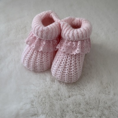 Sapatinhos de bebé cor-de-rosa em malha com folho de renda