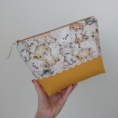 Bolsa com padrão de animais bebé e base amarela.