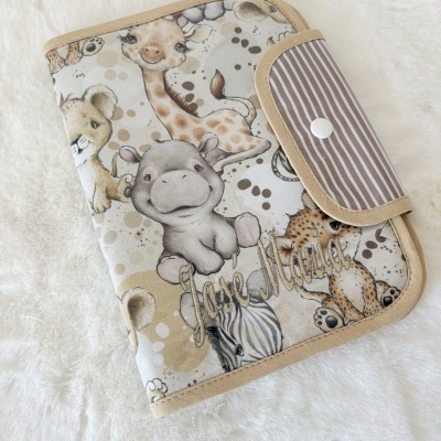 Capa protectora estampada com animais bebés e fecho de pressão branco