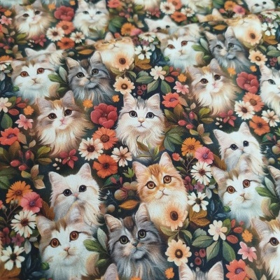 Tecido com estampa de gatinhos e flores coloridas