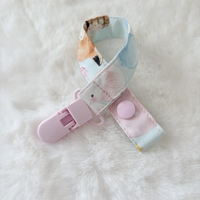 Prendedor para chupeta em tecido estampado com clip e botão de pressão rosa