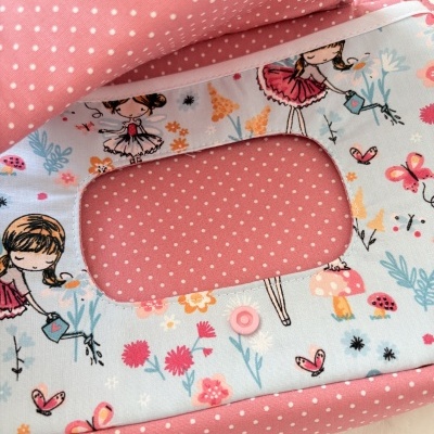 Mala infantil rosa com bolinhas brancas e detalhe com estampa de fadas e flores