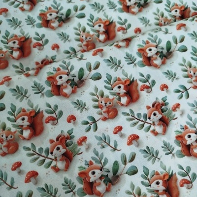 Tecido branco com padrão de esquilos, cogumelos vermelhos e ramos verdes