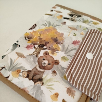 Capa de tecido com padrão de animais selvagens e bolso riscado castanho