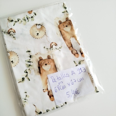 Retalho de tecido branco com estampado de ursinhos e folhagem