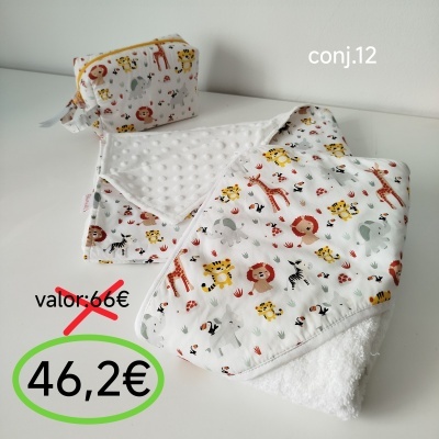 Conjunto três peças para bebé com estampa de animais coloridos e toalha branca felpuda sobre mesa branca