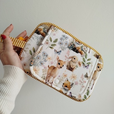 Bolsa pequena estampada com animais da floresta e flores em tecido com borda amarela às riscas