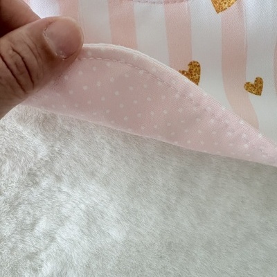 tecido rosa claro com listras e corações dourados e verso com mini corações brancos sobre rosa