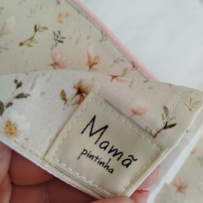 Pano com padrão floral e etiqueta Mamã pintinha em tecido
