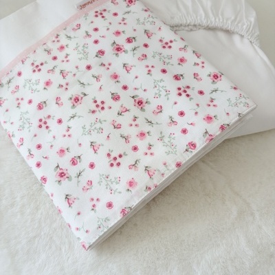Jogo de cama branco com fronha floral cor-de-rosa e verde