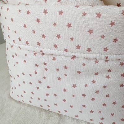 Tecido branco com padrão de estrelas cor-de-rosa e textura de algodão