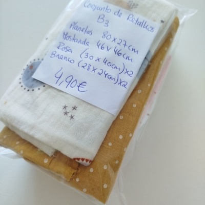 Conjunto de retalhos de tecido colorido embalado em saco plástico com etiqueta manuscrita