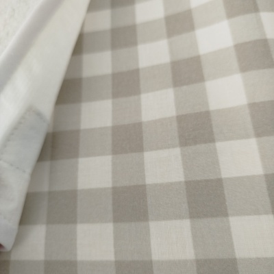 Tecido de padrão xadrez bege e branco com borda branca