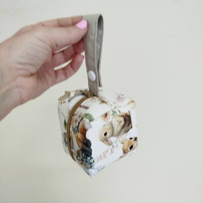 Bolsa pequena em forma de cubo com padrão de coelhos e alça cinza