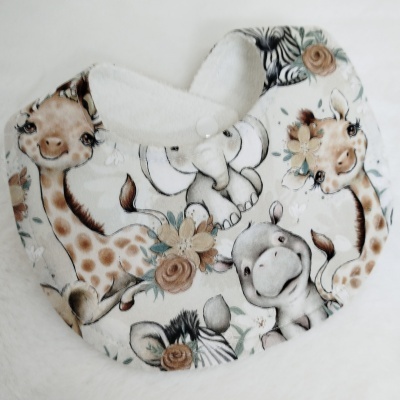 Babete infantil com desenhos de animais em tons pastel