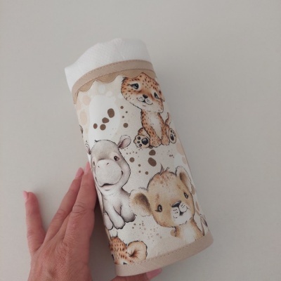 Rolo de tecido com padrão de animais bebés e acabamentos em bege