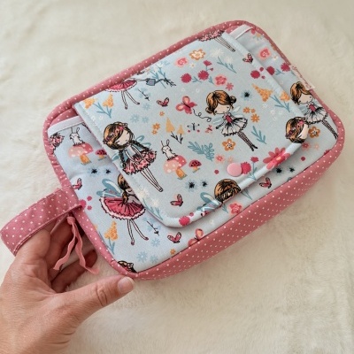 Bolsa ou carteira com padrão infantil e detalhe em rosa com pontos brancos