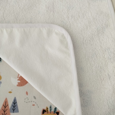 Toalha de bebé branca com estampado colorido de animais e folhas