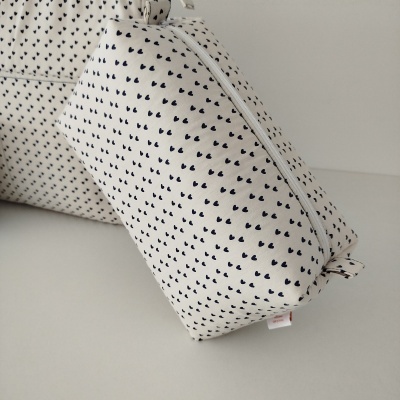 Necessaire branca com corações pretos em fundo branco