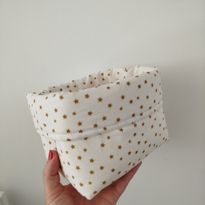 Cesto tecido branco com estrelas douradas e fundo branco