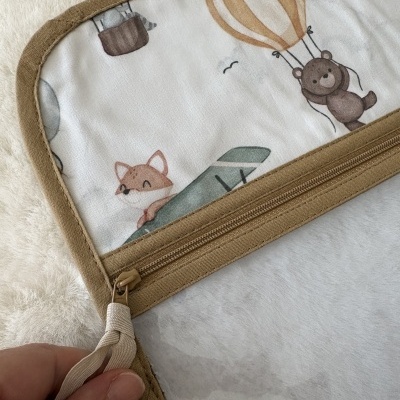 Estojo ou bolsa com padrão infantil de animais, balões e avião