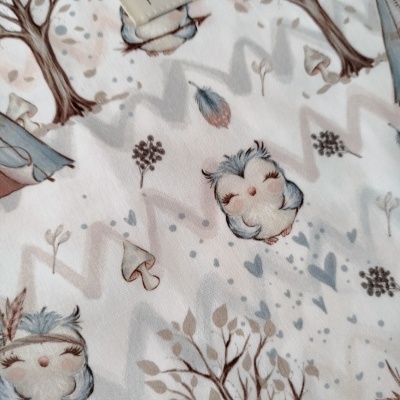 Tecido com padrão de corujas, árvores, cogumelos e corações em tons suaves com etiqueta Mama