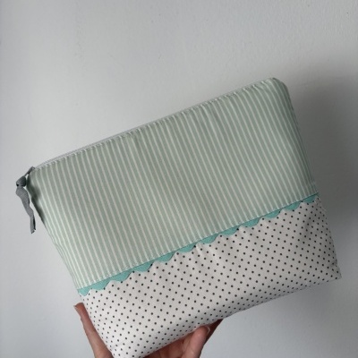 Necessaire tecido riscado verde e branco e bolinhas pretas fundo branco com fecho de correr cinza