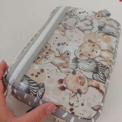 Estojo com padrão de animais bebés em tecido com fecho branco