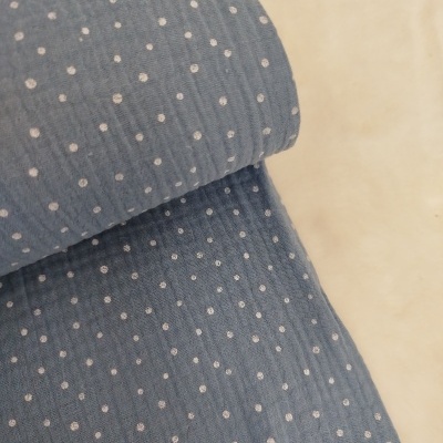 tecido azul com bolinhas brancas e textura amassada