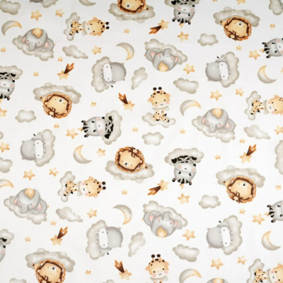 Tecido branco com desenhos infantis de animais e elementos celestes em cores suaves