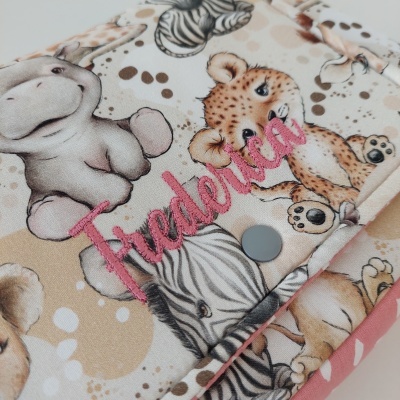 Carteira com padrão de animais e nome 'Frederica' bordado