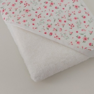Toalha de bebé branca com capuz floral cor-de-rosa