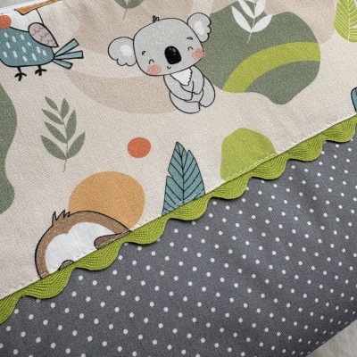 tecido estampado com desenhos de coala e pássaros