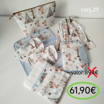 Conjunto de acessórios bebé com padrão de raposas e árvores em tons pastel