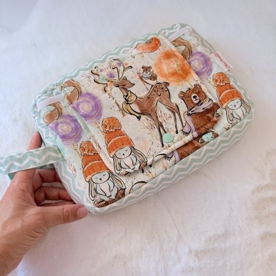 Bolsa de tecido infantil com padrão de animais e borda verde de ondas