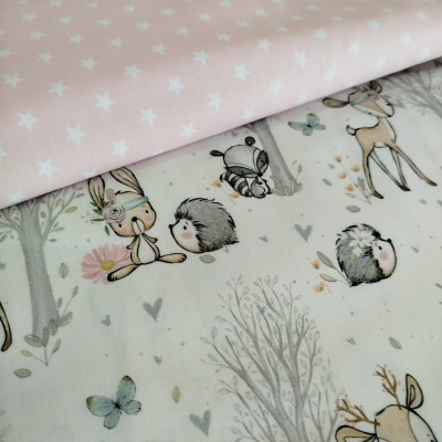 Tecido com padrões infantis coloridos e tecido rosa com estrelas brancas