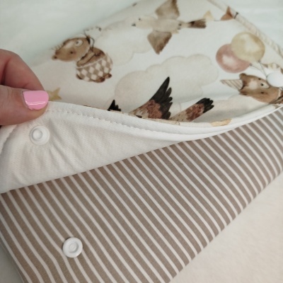 tecido infantil com padrão de animais e riscas em tons neutros