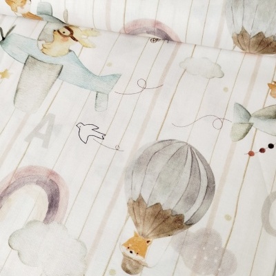 Tecido branco com desenhos infantis de aviões, balões e animais em tons pastel