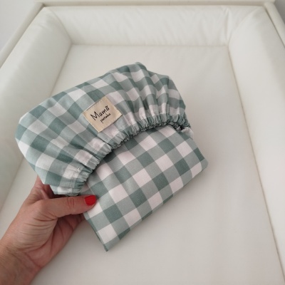 Capa elástica xadrez verde e branco com etiqueta Mamã pintinha