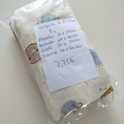 Conjunto de retalhos enrolados em saco plástico, etiqueta manuscrita visível