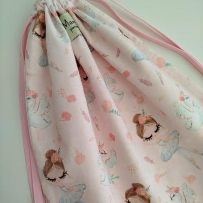 Saco rosa claro com desenhos de bailarinas e cisnes e etiqueta Mani