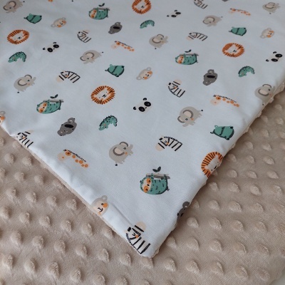 Manta de bebé com padrão de animais e base bege macia