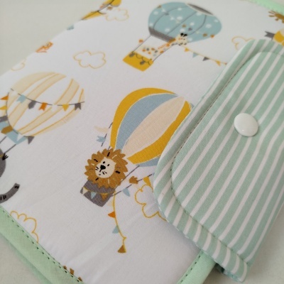 Capa infantil com balões de ar quente e fecho botão