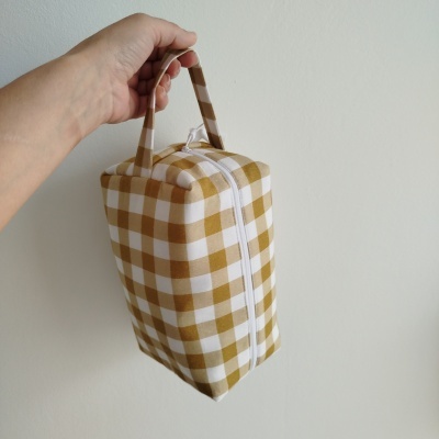 Bolsa quadrada xadrez branca e castanho claro com alça dupla e fecho branco