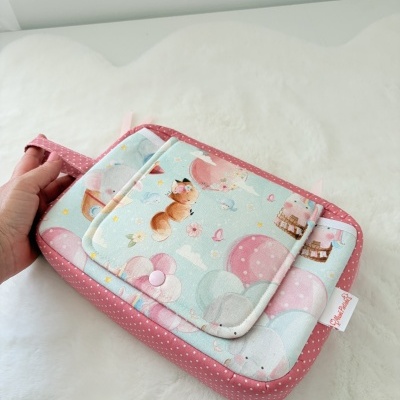 Bolsa de tecido infantil com balões e animais em tons pastel